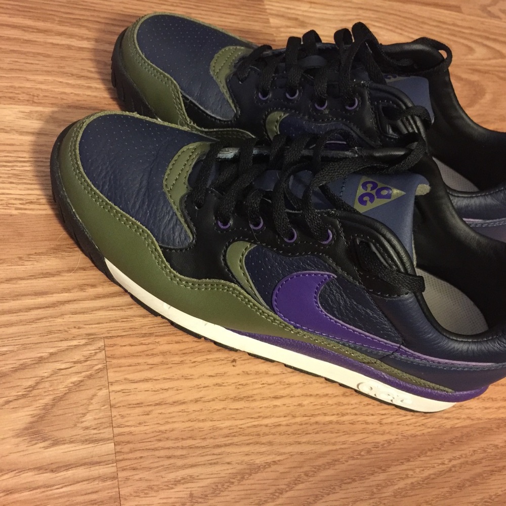 Boys/ Mens size 4.5 Air Nike size 4 1/2…. worn twice.